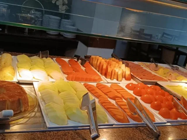 Frutas, frios e bolo no café da manhã buffet do Hotel Atlântico Tower