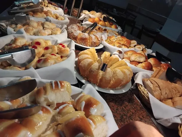 Pães e doces recém-feitos no café da manhã do Hotel Atlântico Tower