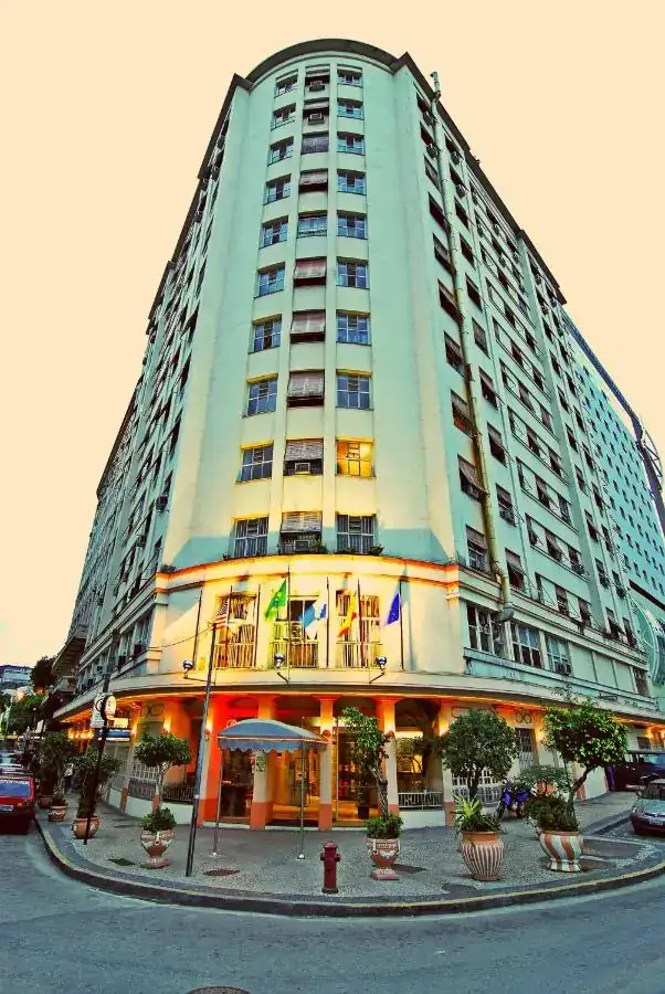 Fachada art déco curva do Hotel Atlântico Tower no Centro do Rio de Janeiro