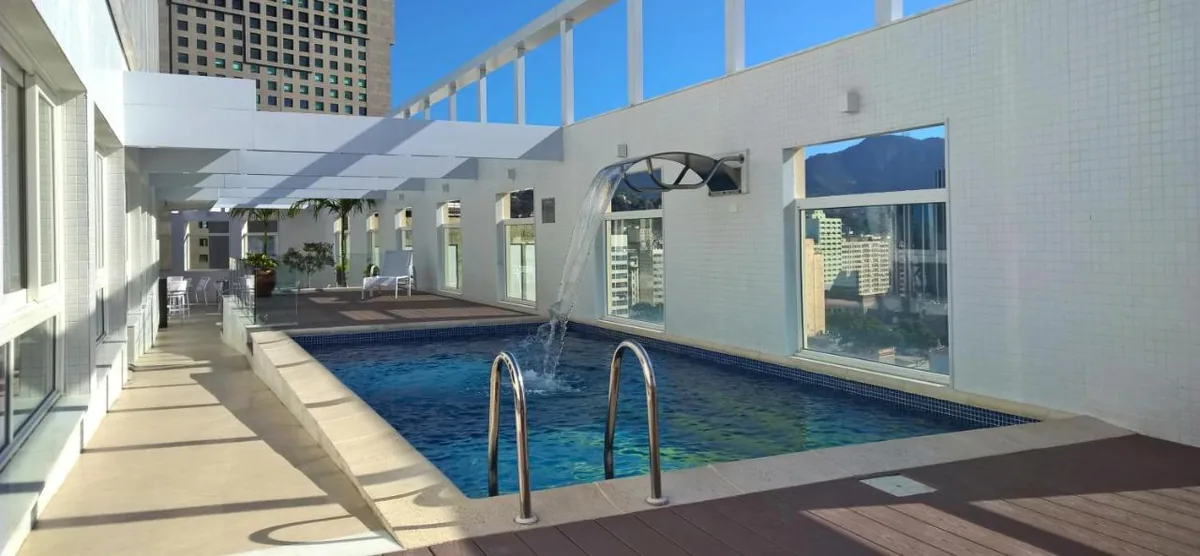 Piscina ao ar livre na cobertura do Hotel Atlântico Tower, com vista para os prédios do Centro do Rio