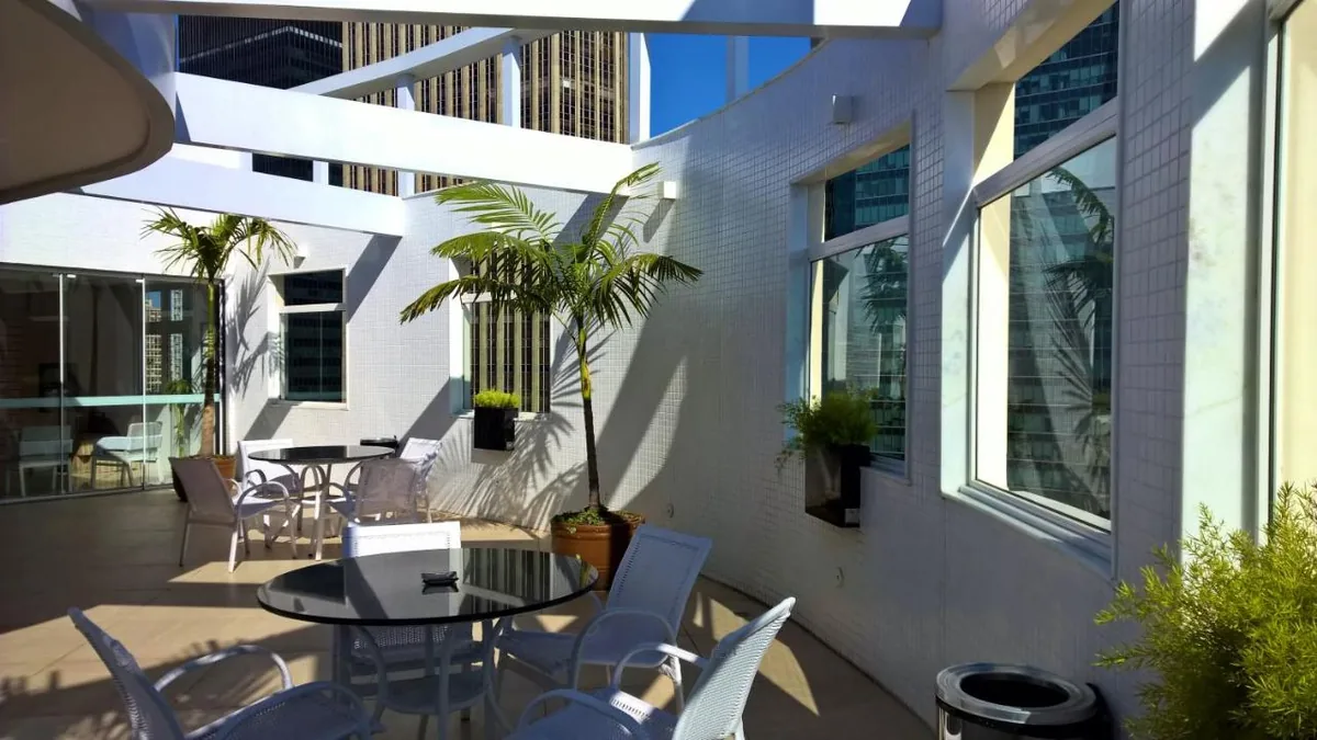 Terraço com mesas do Hotel Atlântico Tower no Centro do Rio de Janeiro
