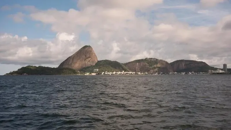 Veleiro ao pôr do sol com caipirinha